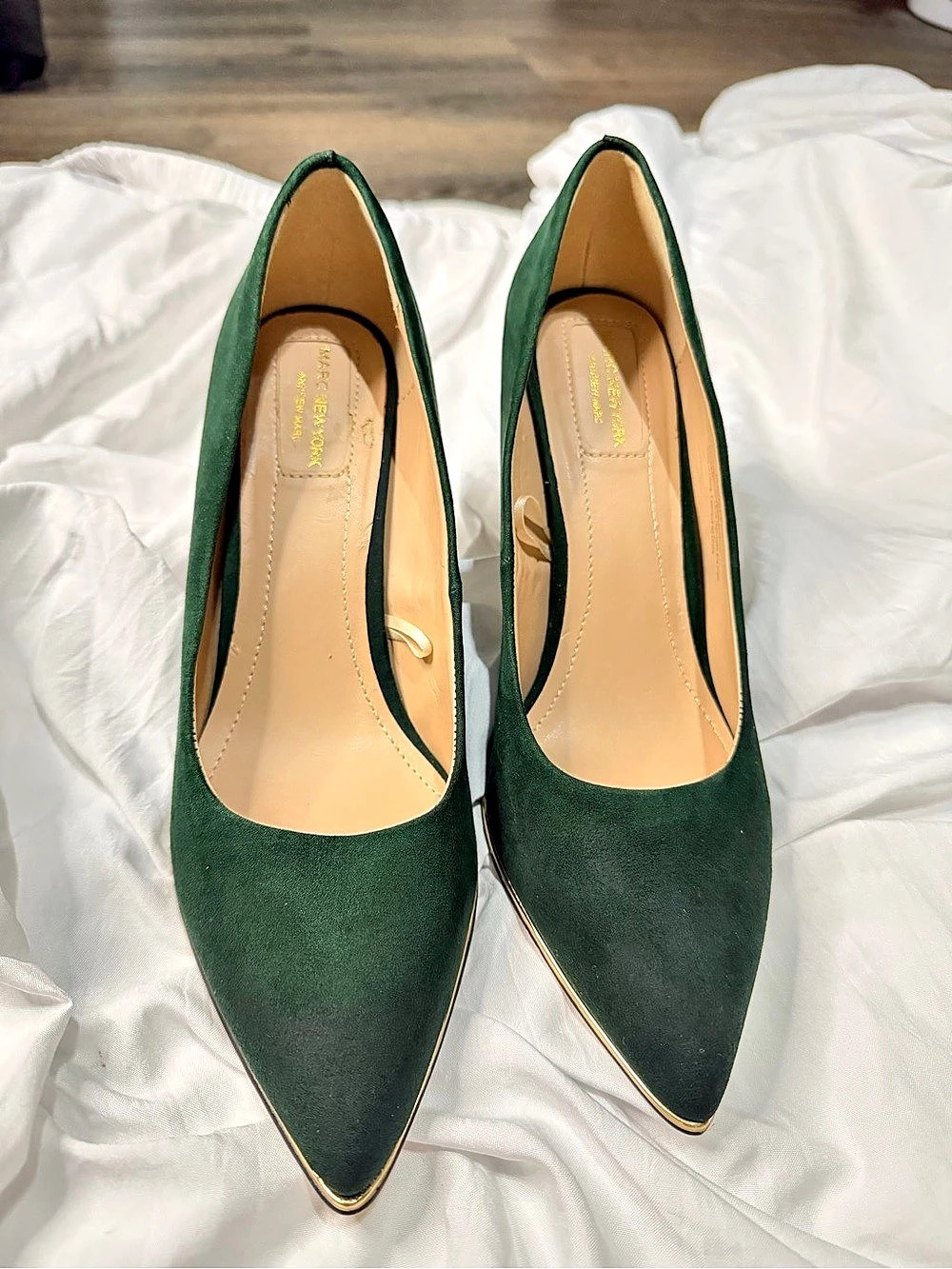 Pointed toe suede pumps